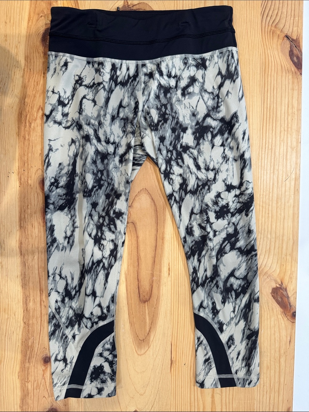 lululemon athletica Black and Cream Marble Inspire Crop II *All Luxtreme